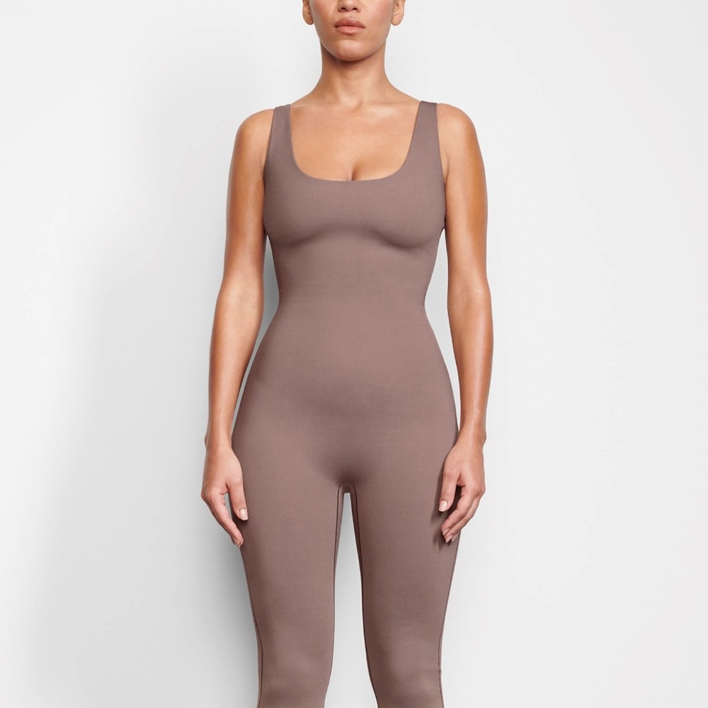 SKIMS ALL-IN-ONE SCOOP NECK ONESIE - Umber Color